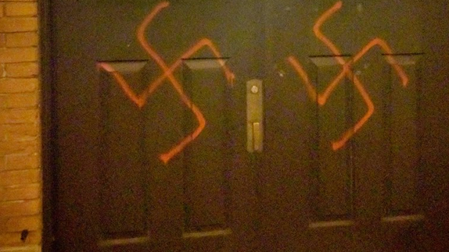 Une mosqu&eacute;e et une &eacute;glise couvertes de swastikas à Ottawa