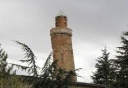 Turquie : le minaret de la mosquée Ulu à Elazig est plus incliné que la tour de Pise Turquie : le minaret de la mosquée Ulu à Elazig est plus incliné que la tour de Pise