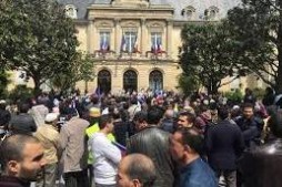 Manifestation de fidèles musulmans contre la fermeture d'une mosqu&eacute;e à Clichy