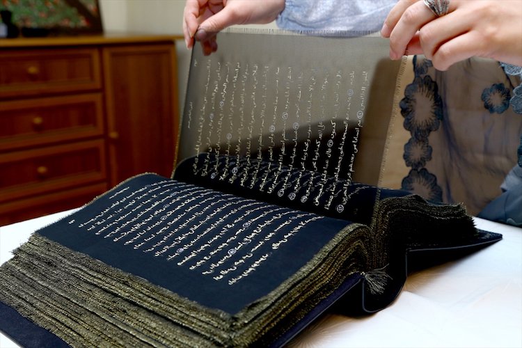 Calligraphie d'un Coran avec de l'or sur la soie+photos Calligraphie d'un Coran avec de l'or sur la soie+photos