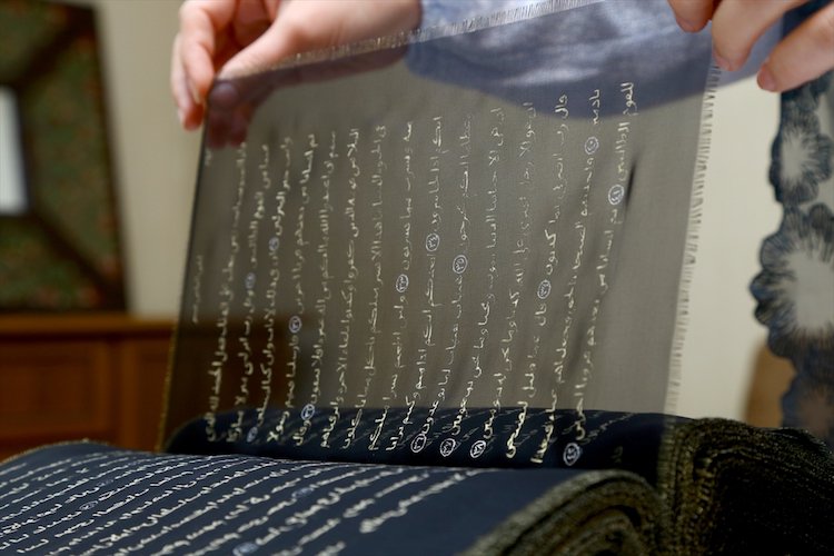 Calligraphie d'un Coran avec de l'or sur la soie+photos Calligraphie d'un Coran avec de l'or sur la soie+photos