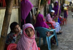 Violence contre les Rohingyas: la Birmanie sous la pression