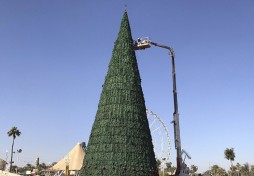 Un musulman irakien installe un arbre de Noël en solidarit&eacute; avec les chr&eacute;tiens