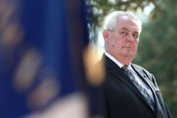 Le président tchèque réitère son refus d'accueillir des 