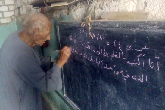Un vieux chr&eacute;tien qui enseigne le Coran