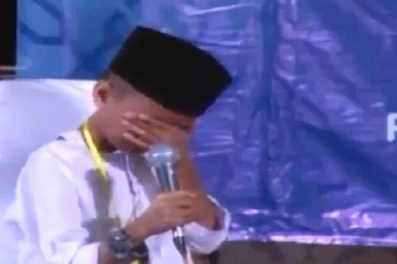 Un verset du Coran fait pleurer le petit r&eacute;citant (vid&eacute;o)