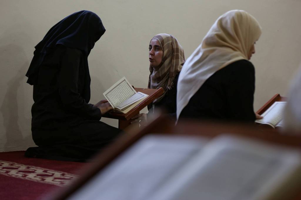 Une aveugle palestinienne qui a mémorisé le Coran