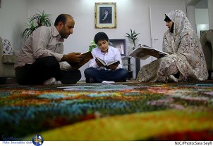 Une mère iranienne mémorisatrice du Saint Coran a formé un enfant mémorisateur