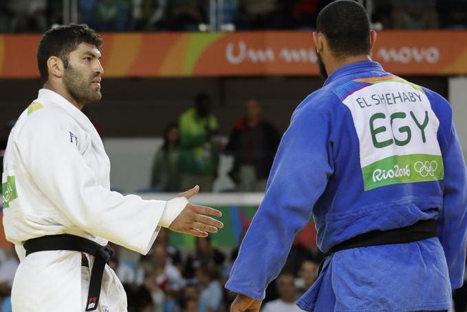 Le judoka égyptien évite de serrer la main à son adversaire israélien