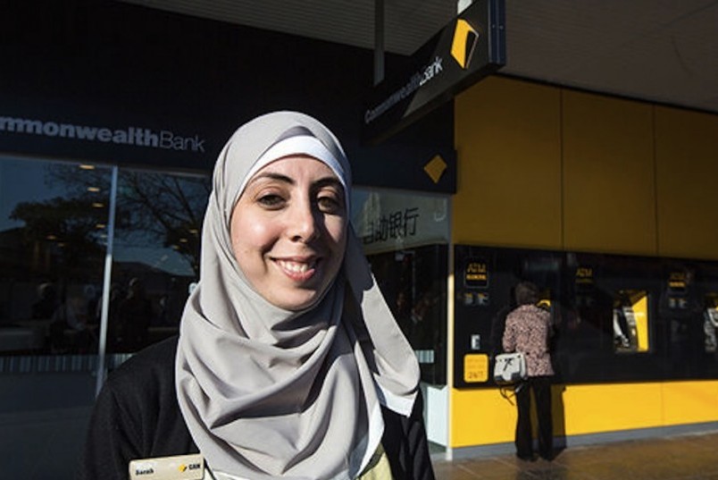 Des uniformes d’entreprise incluant un hijab confectionn&eacute;s par trois grandes soci&eacute;t&eacute;s australiennes