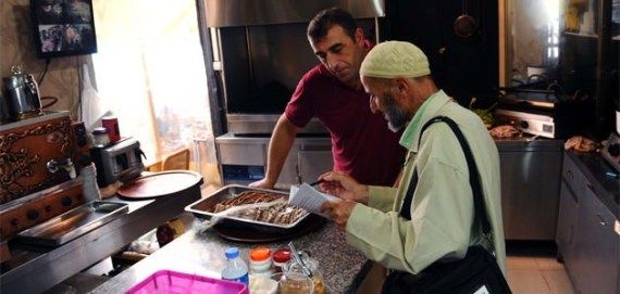 Un ingénieur retraité enseigne le Coran aux commerçants d’Istanbul