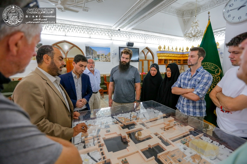 Les touristes étrangers au saint sanctuaire de l’imam Ali (as)