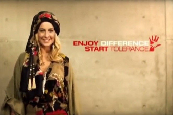 «Toi aussi, porte le hijab !» : une publicit&eacute; allemande pour le voile fait hurler le net