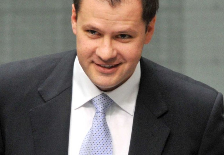 Le premier député musulman d’Australie, prête à serment sur le Coran Le premier député musulman d’Australie, prête à serment sur le Coran