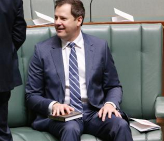 Le premier député musulman d’Australie, prête à serment sur le Coran Le premier député musulman d’Australie, prête à serment sur le Coran