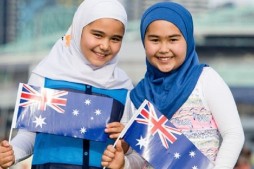 Australie: une affiche montrant deux filles voil&eacute;es pour la fête nationale a &eacute;t&eacute; retir&eacute;e