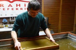 Un Coran produit à partir des matériaux provenant des sites religieux Un Coran produit à partir des matériaux provenant des sites religieux