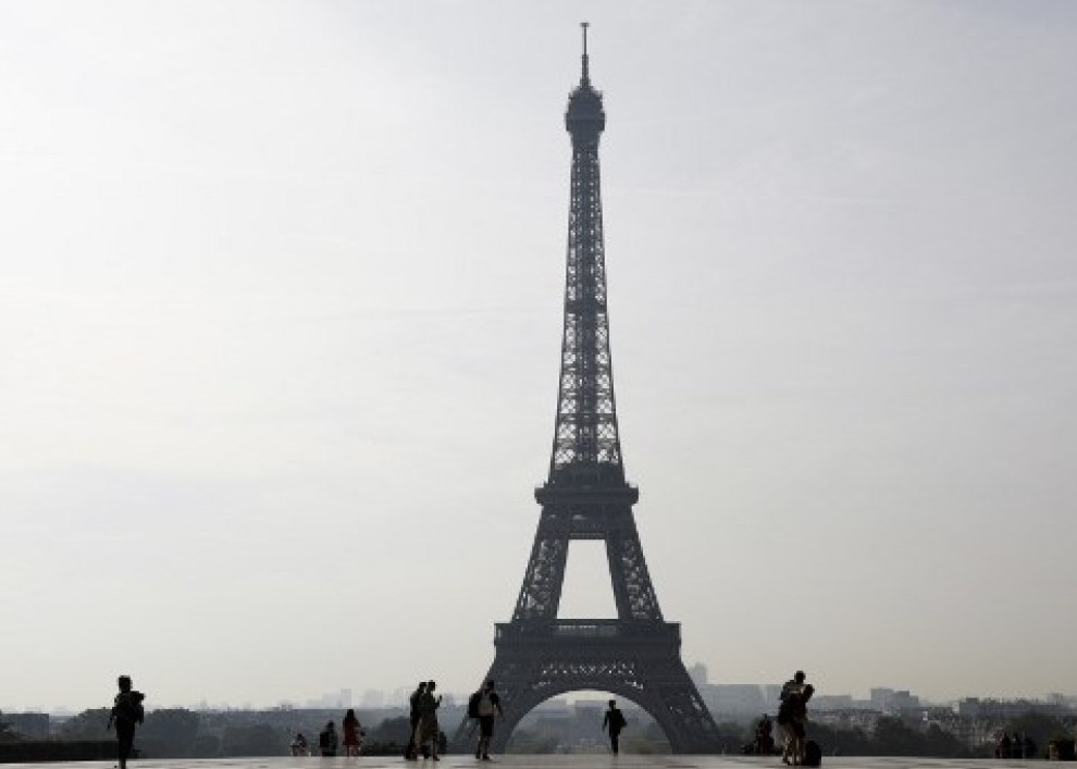 Attentat de l’Egypte: la Tour Eiffel &eacute;teinte en hommage aux victimes