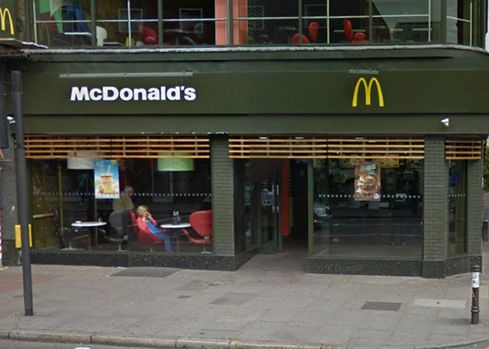 Mcdonalds s'excuse apr&egrave;s avoir refuse une fille voil&eacute;e