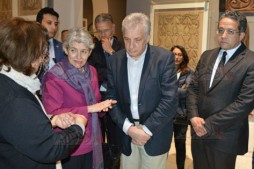 Don de l’encyclopédie en sept volumes de l’UNESCO au musée des arts islamiques du Caire