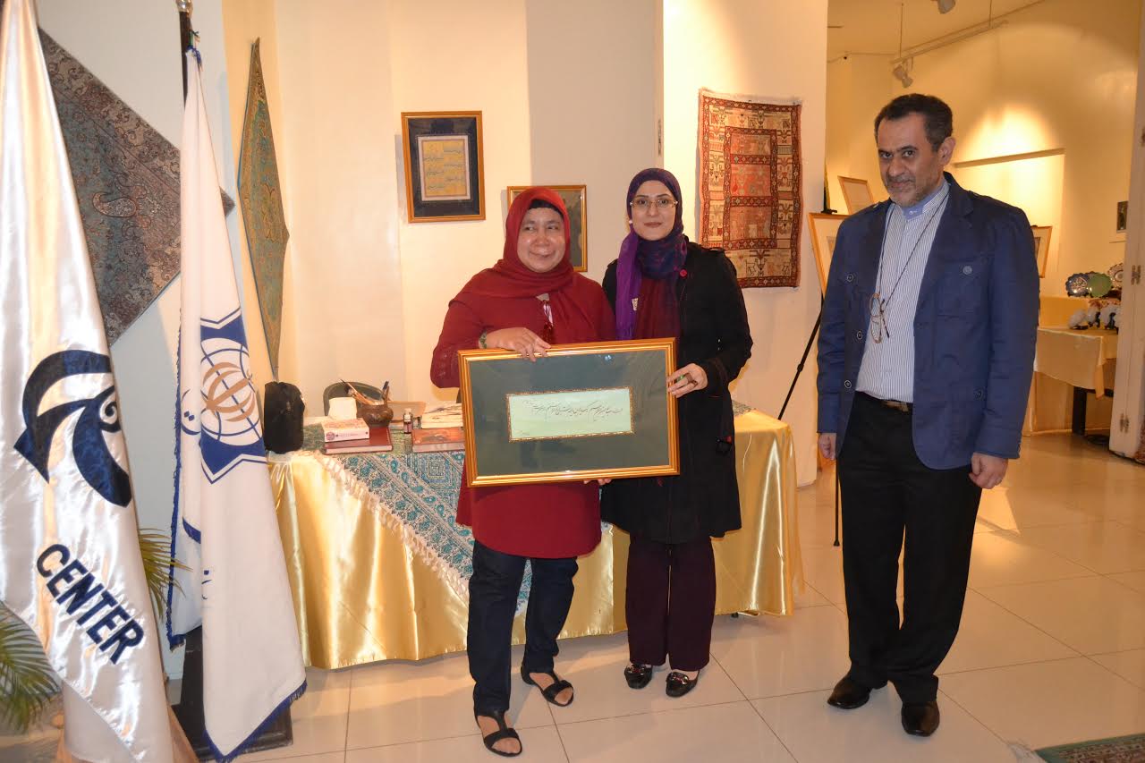 Calligraphe iranienne qui présente son art coranique