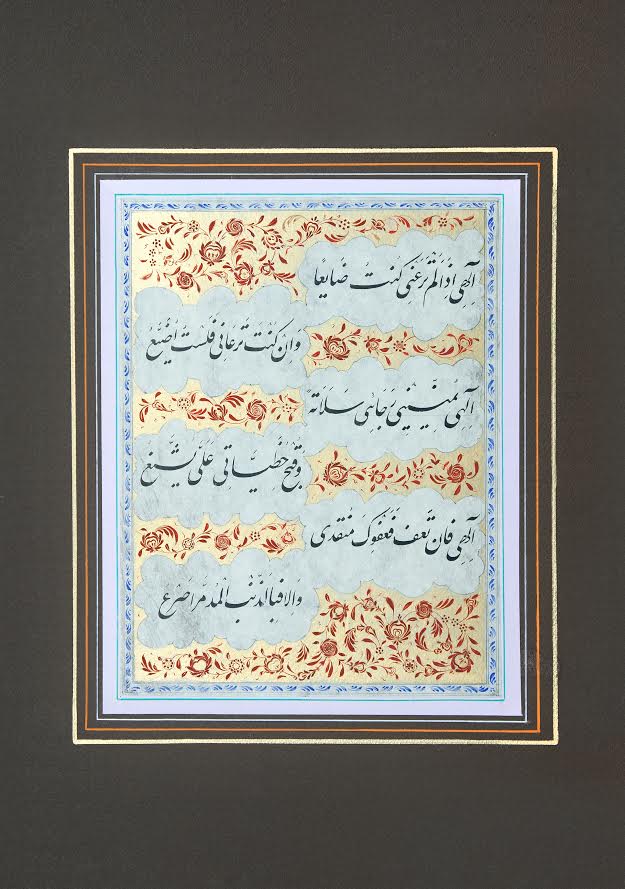Calligraphe iranienne qui présente son art coranique