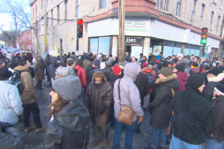Montr&eacute;al : veill&eacute;e devant la mosqu&eacute;e vandalis&eacute;e