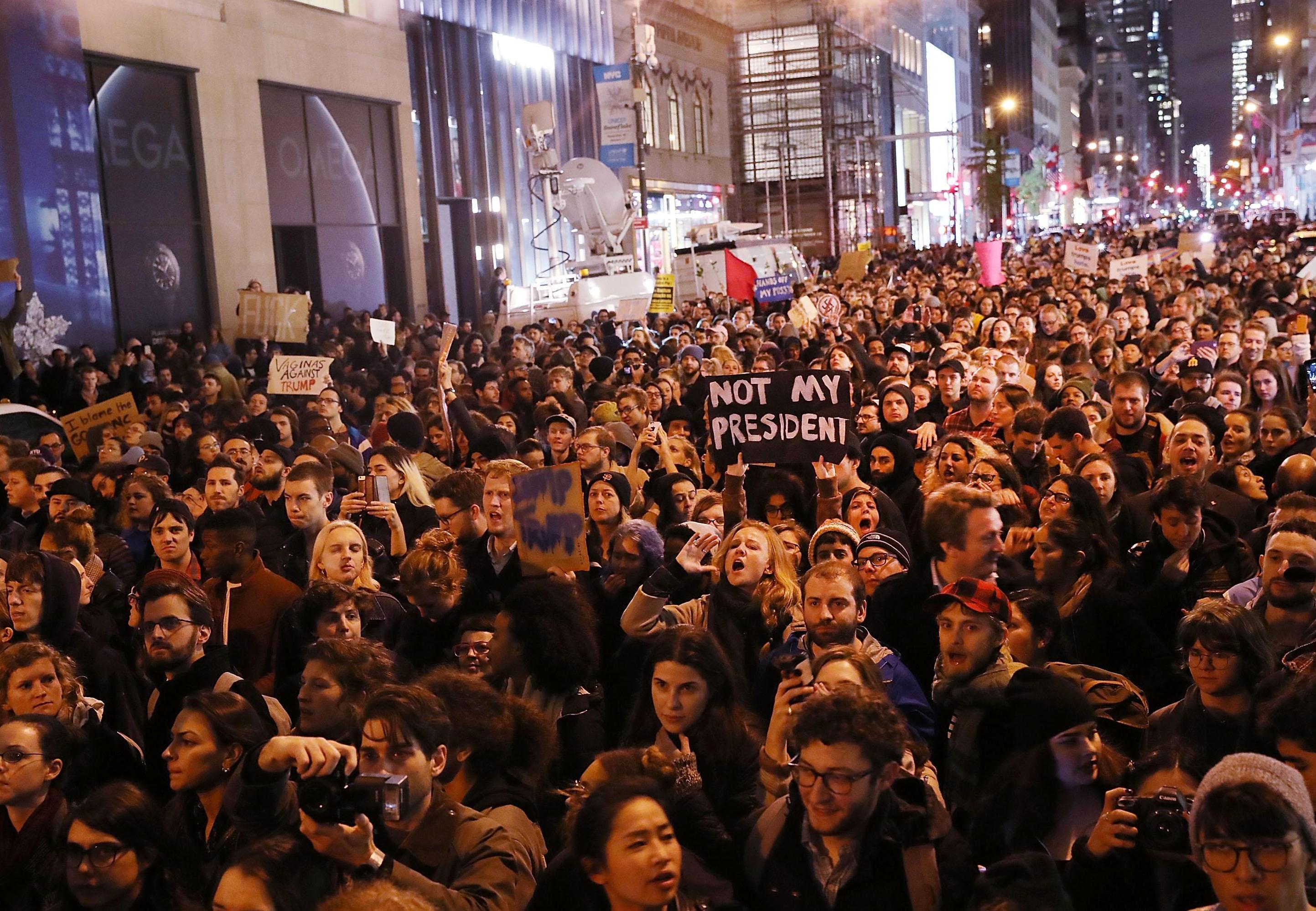 Manifestations anti-Trump en Europe et en Amérique