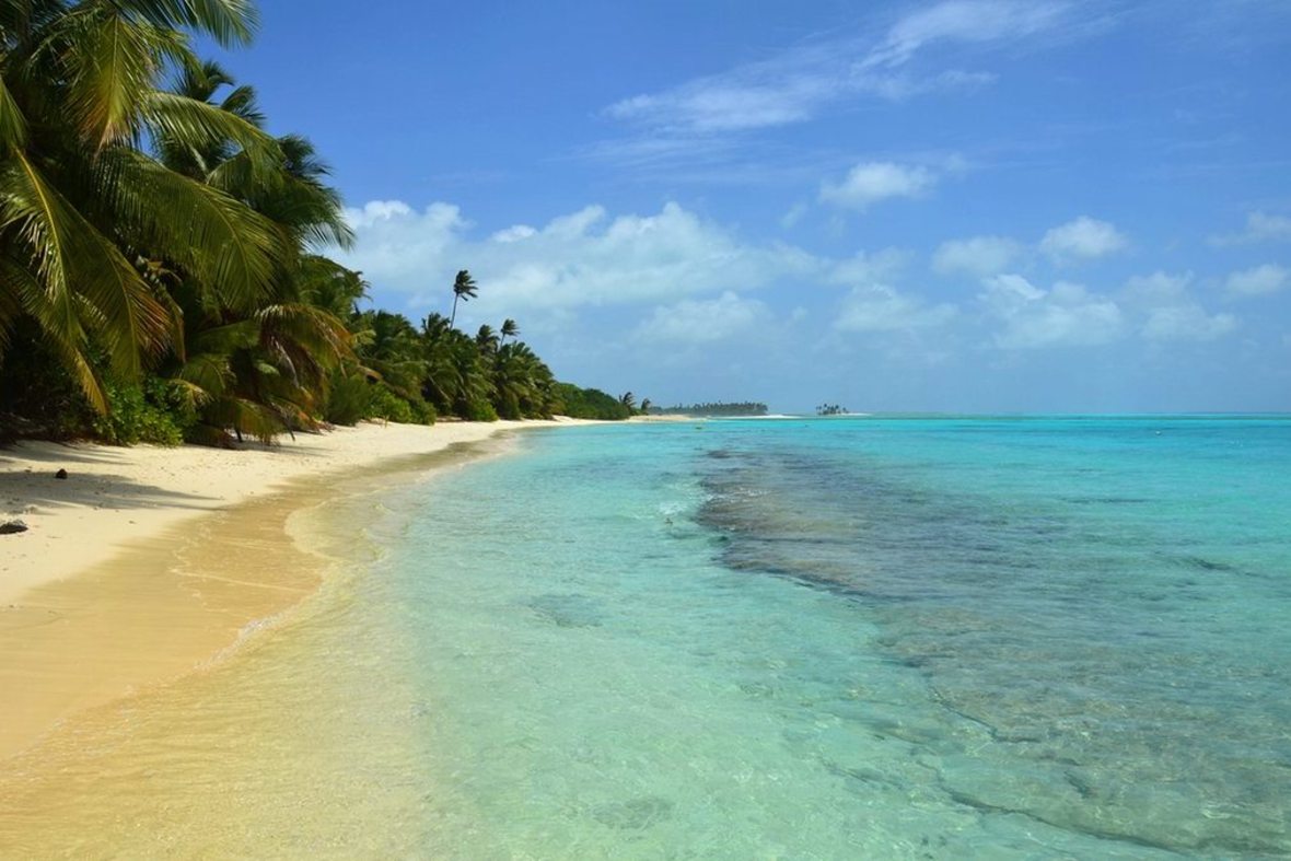 Une île avec des maisons en direction de la Mecque Une île avec des maisons en direction de la Mecque