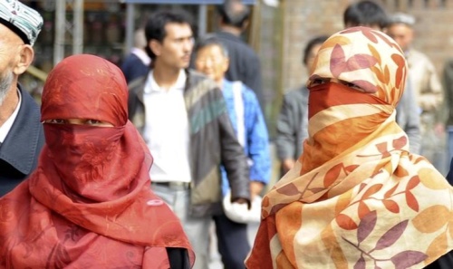 La Chine s'attaque aux barbes et aux voiles au Xinjiang