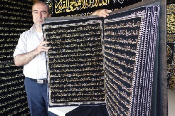 Accueil favori au plus grand Coran brod&eacute; d’or à Istanbul