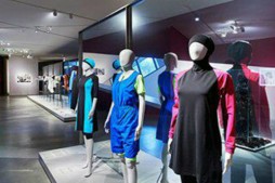 Exposition des vêtements des femmes des différentes religions, au Musée de Berlin