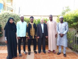 Des exemplaires de Coran d&eacute;di&eacute;s aux lecteurs ghan&eacute;ens