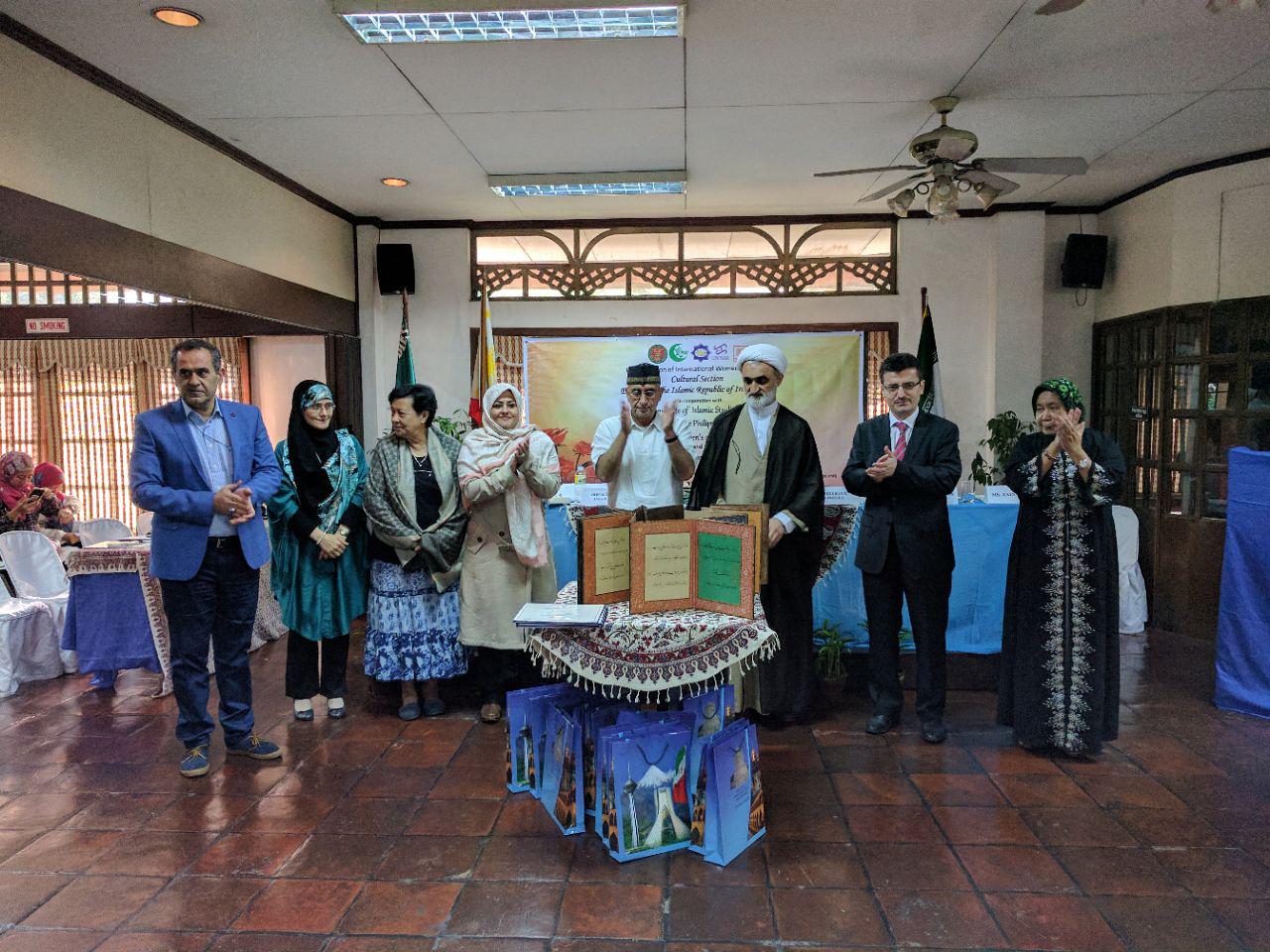Pr&eacute;sentation d’un album de versets du Coran aux Philippines