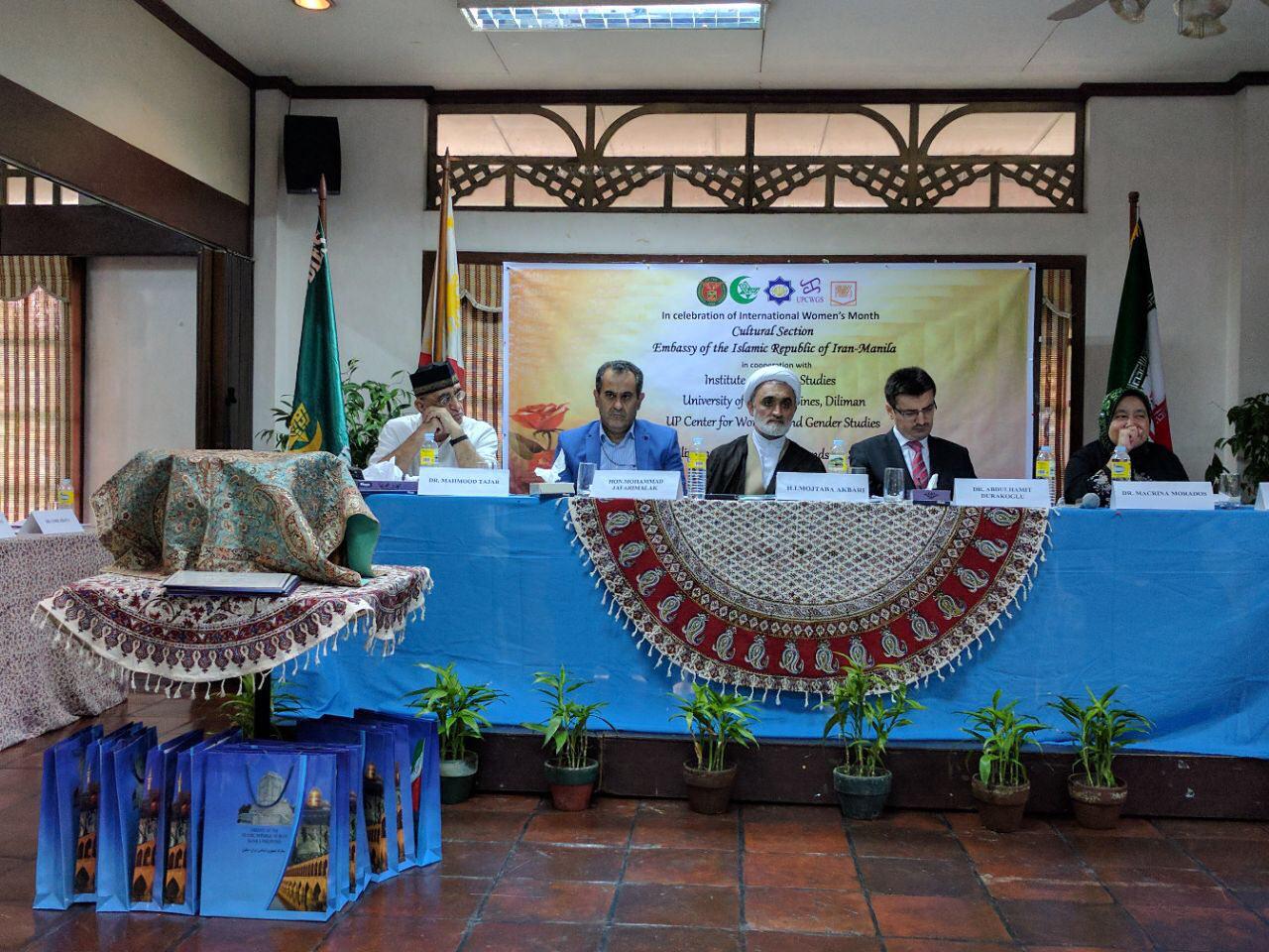 Pr&eacute;sentation d’un album de versets du Coran aux Philippines