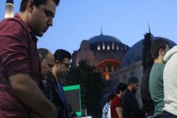 Rassemblement devant l’Ayasofya à Istanbul