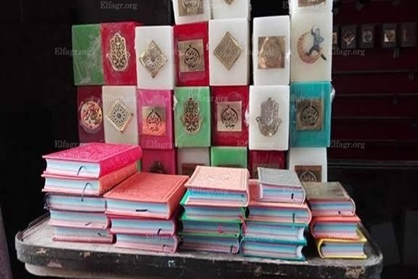 Le marché prospère des Corans en couleur malgré le décret d’Al Azhar