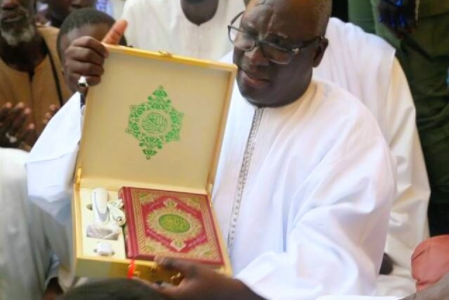 Offre d’un Coran à l’&eacute;criture d’or à la laur&eacute;ate s&eacute;n&eacute;galaise