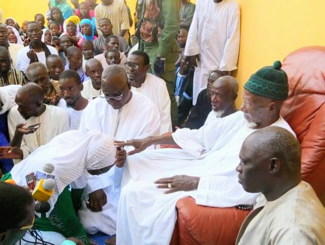 Offre d’un Coran à l’&eacute;criture d’or à la laur&eacute;ate s&eacute;n&eacute;galaise