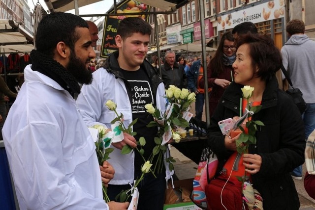 Les musulmans ont offert des roses blanches aux habitants d’Amsterdam