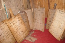 Maroc : la tradition de la m&eacute;morisation du Coran à l’aide d’ardoises en bois