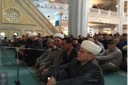 Un r&eacute;citant iranien à la Grande Mosqu&eacute;e de Moscou