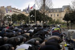Clichy : les prières musulmanes ont lieu devant la mairie