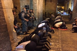Les fidèles palestiniens derrière les portes d'Al Aqsa