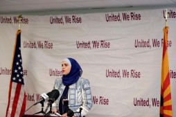 La candidate musulmane de l’Arizona apparaît devant les m&eacute;dias