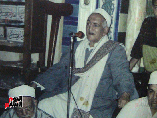 Le r&eacute;citateur et muezzin de la mosqu&eacute;e Hazrat Zaynab (SA) au Caire