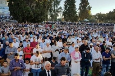 Des milliers de Palestiniens ont accompli  la prière de l'Eid al-Adha à Al-Aqsa