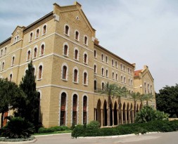 Critiqu&eacute;e pour son voile à l'AUB