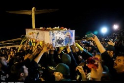 Arriv&eacute;e de la d&eacute;pouille du martyr Hojaji à T&eacute;h&eacute;ran