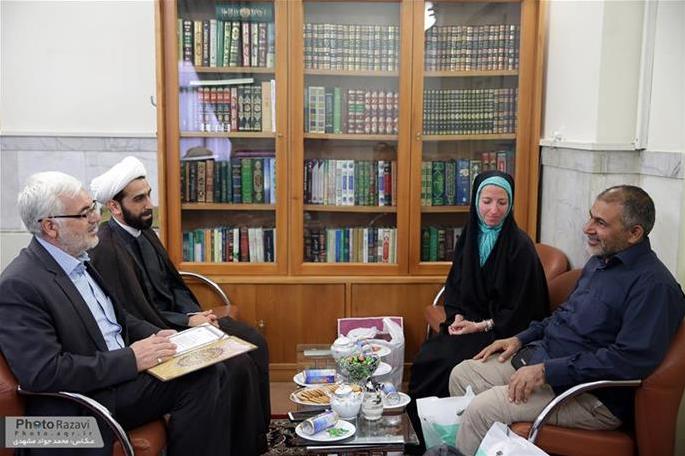 Un Italienne s'est convertie à l’islam au mausol&eacute;e de l’imam Reza (as)